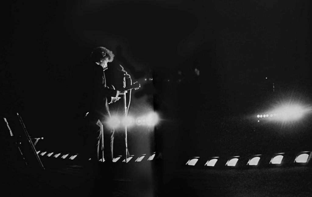 Dylan playing the first set solo on 
acoustic guitar at Forest Hills